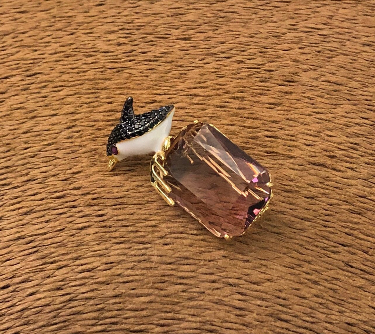 Penguin Brooch with Faceted Stone – Gold Polish