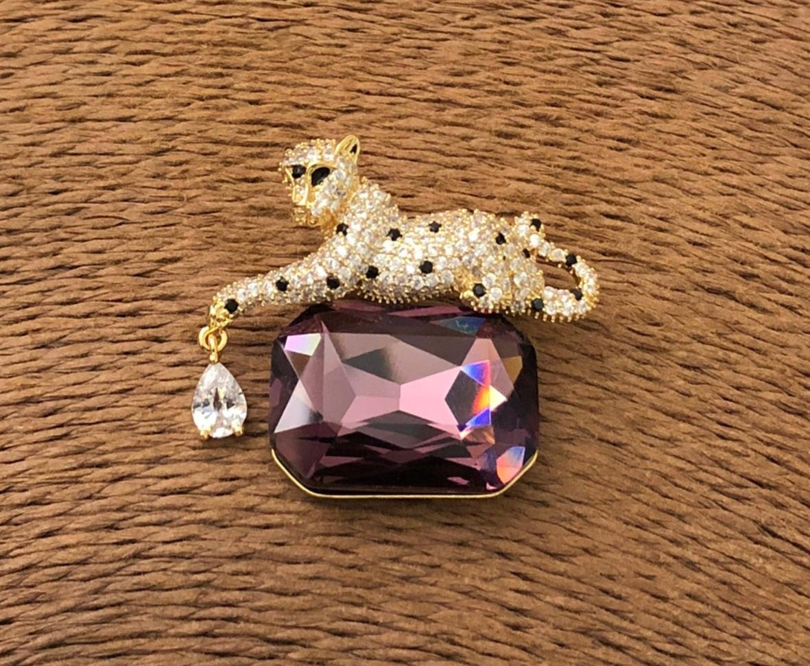 Leopard Brooch with Purple Stone – Gold Polish