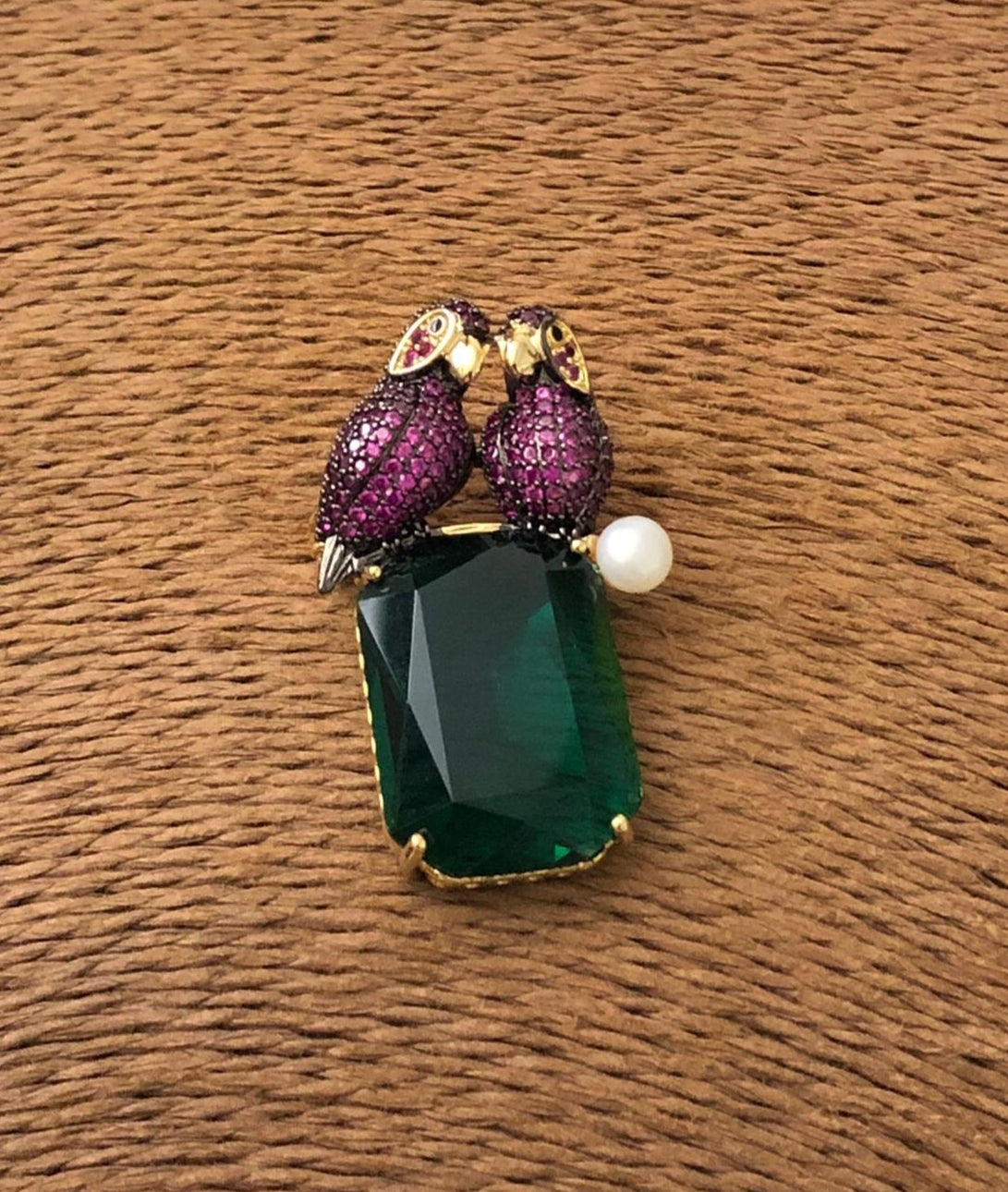 Love Birds Brooch with Green Stone & Pearl Accent – Gold Polish