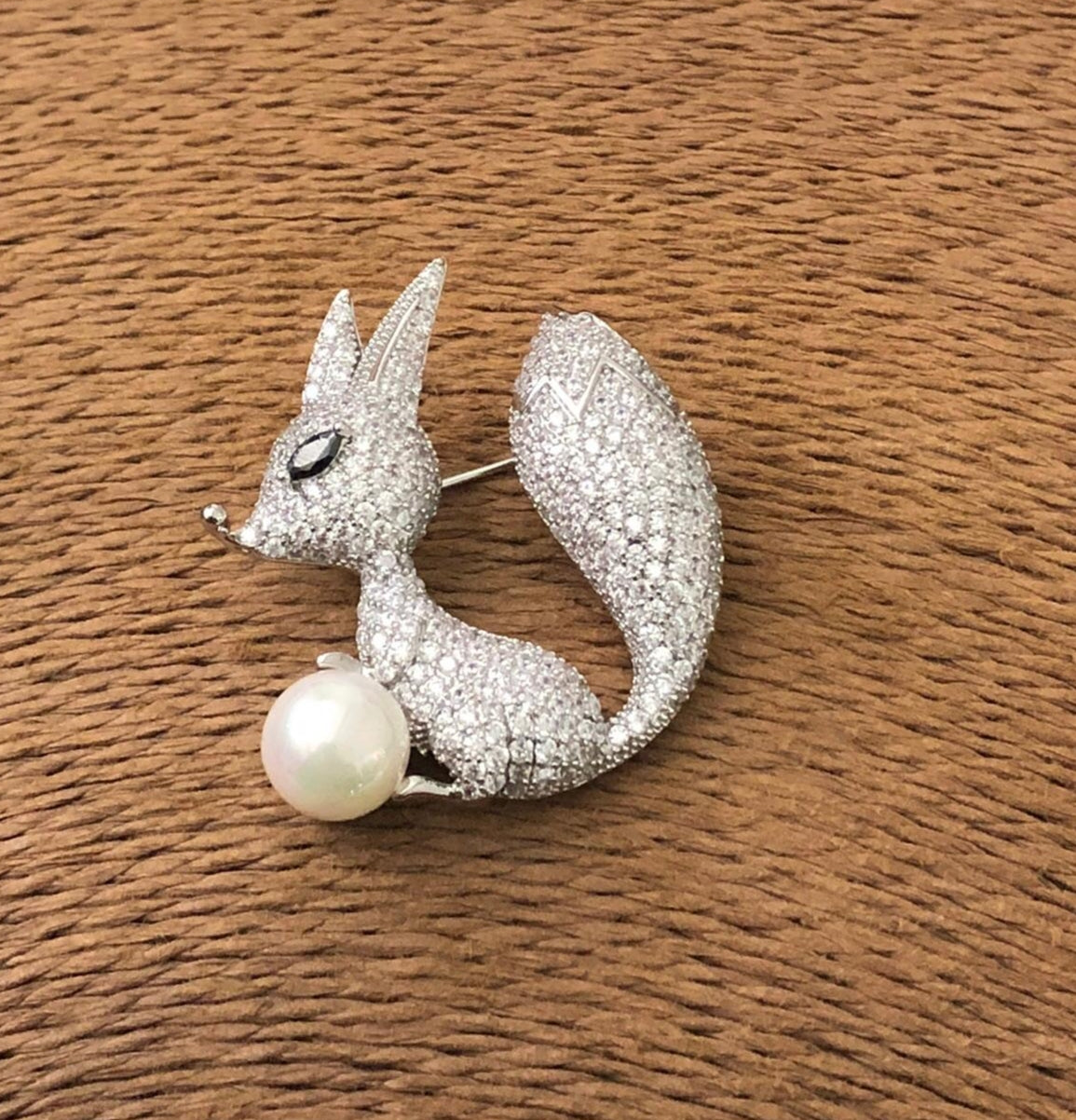 Pearl Bunny Brooch – Rhodium Finish