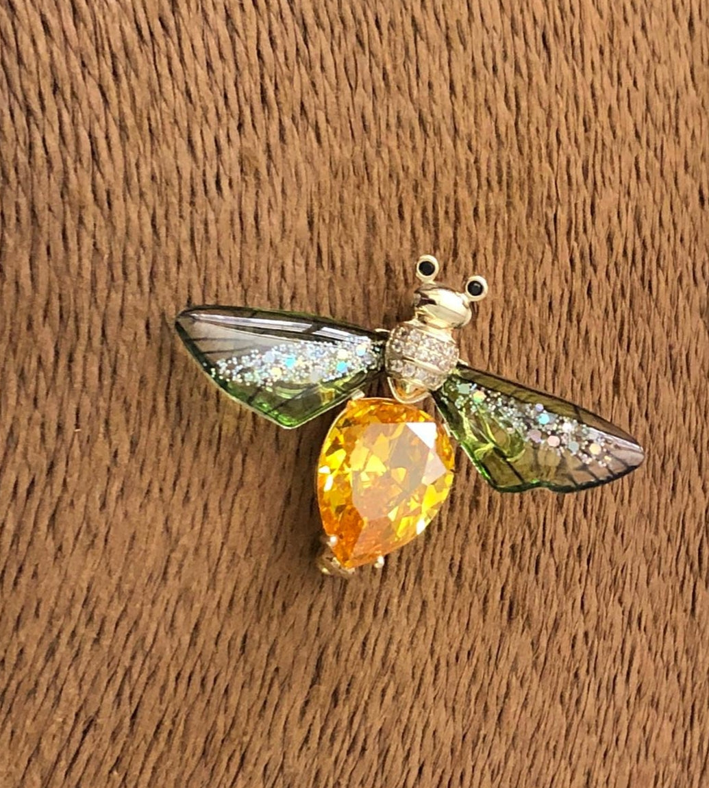 Butterfly Brooch with Crystal Wings – Gold Polish