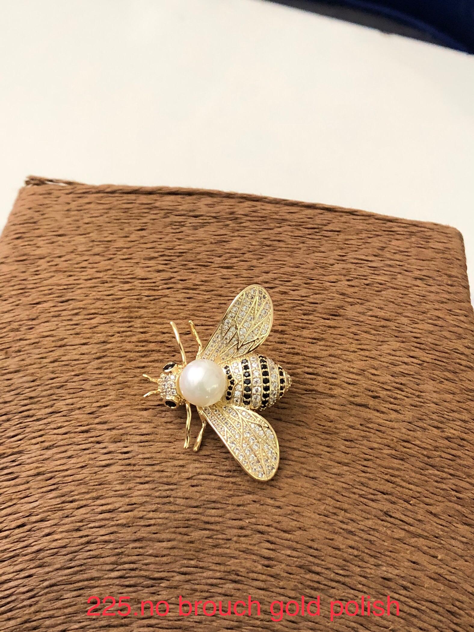 Pearl Bee Brooch – Gold Polish
